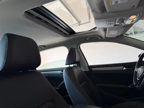 White 2022 Volkswagen Passat 2.0T SE