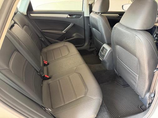 White 2022 Volkswagen Passat 2.0T SE