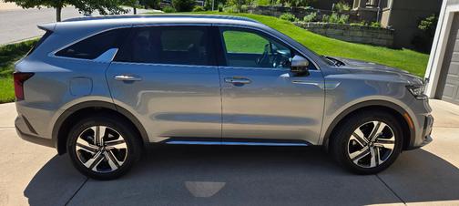 Silver 2022 Kia Sorento Plug-In Hybrid SX