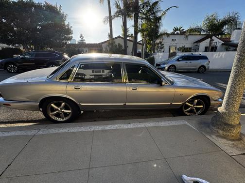 Silver 2000 Jaguar XJ8 L