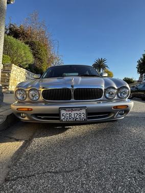 Silver 2000 Jaguar XJ8 L