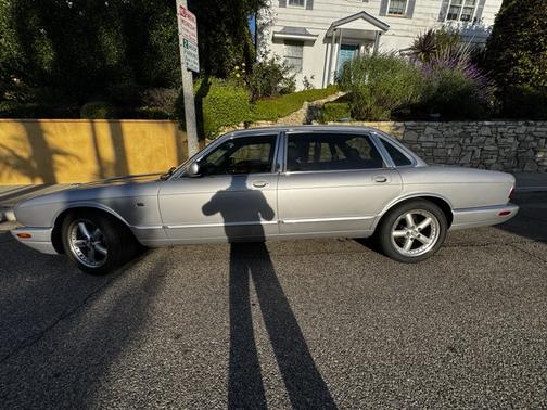 Silver 2000 Jaguar XJ8 L
