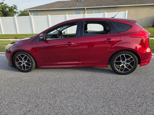 Red 2015 Ford Focus SE