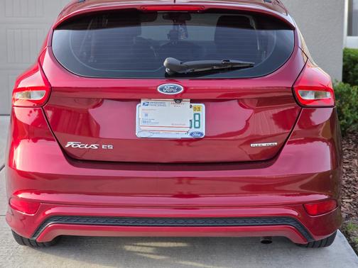 Red 2015 Ford Focus SE