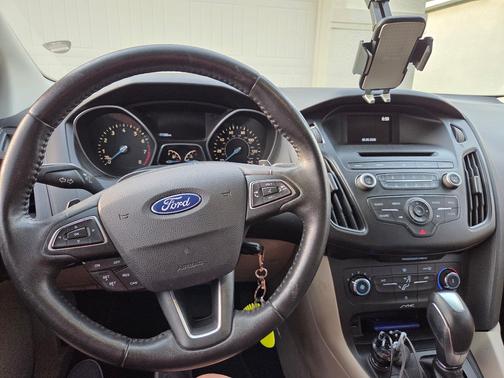 Red 2015 Ford Focus SE