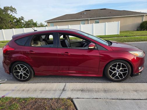 Red 2015 Ford Focus SE