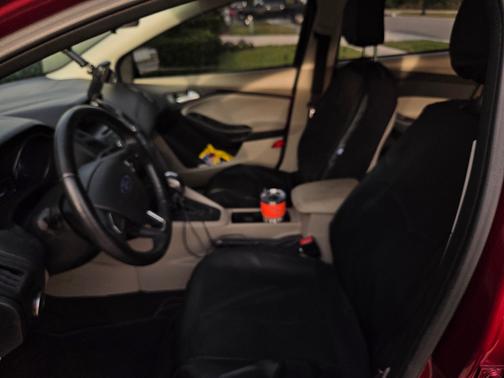 Red 2015 Ford Focus SE