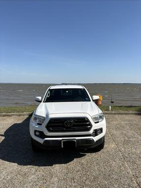 White 2019 Toyota Tacoma SR5