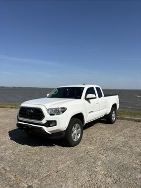 White 2019 Toyota Tacoma SR5