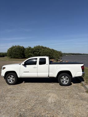 White 2019 Toyota Tacoma SR5