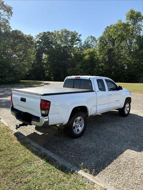 White 2019 Toyota Tacoma SR5