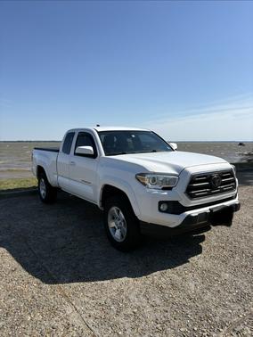 White 2019 Toyota Tacoma SR5