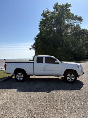 White 2019 Toyota Tacoma SR5