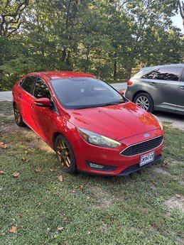 Red 2015 Ford Focus SE