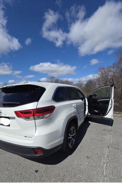 White 2019 Toyota Highlander LE