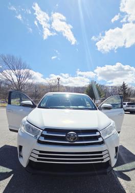 White 2019 Toyota Highlander LE