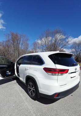 White 2019 Toyota Highlander LE
