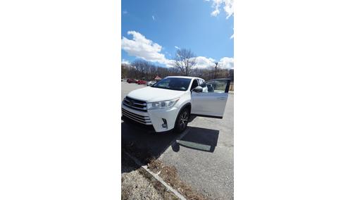 White 2019 Toyota Highlander LE