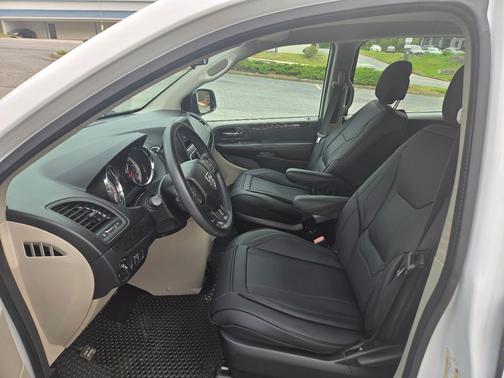 White 2014 Dodge Grand Caravan AVP/SE