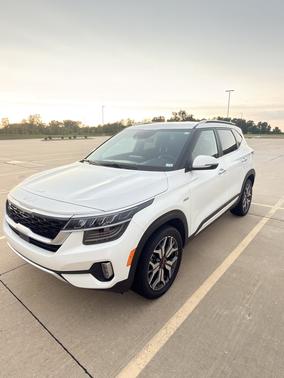 White 2022 Kia Seltos SX
