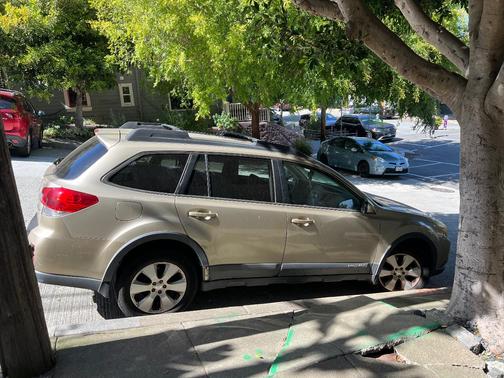 Gold 2010 Subaru Outback 2.5 i Limited