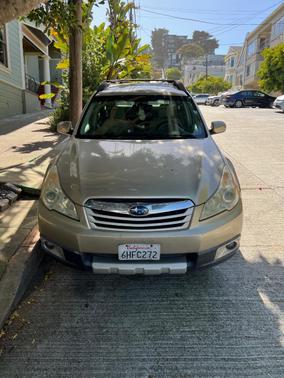 Gold 2010 Subaru Outback 2.5 i Limited