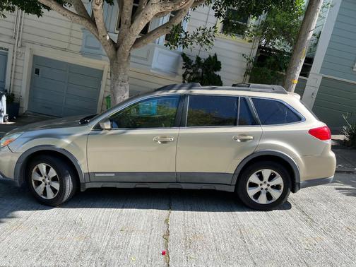 Gold 2010 Subaru Outback 2.5 i Limited