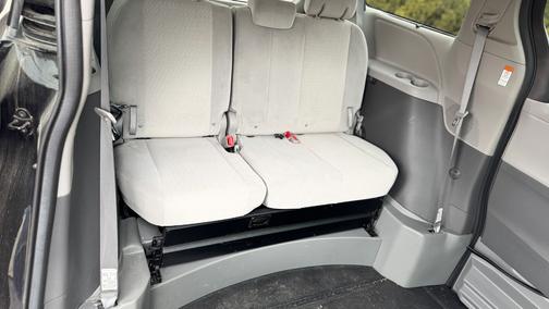 2020 Toyota Sienna LE Auto Access Seat