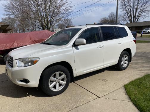 Photo 1 of 8 of 2010 Toyota Highlander Base