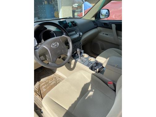 Photo 5 of 8 of 2010 Toyota Highlander Base