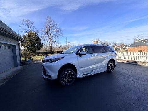 2025 Toyota Sienna Platinum