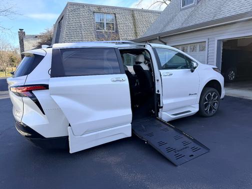 2025 Toyota Sienna Platinum