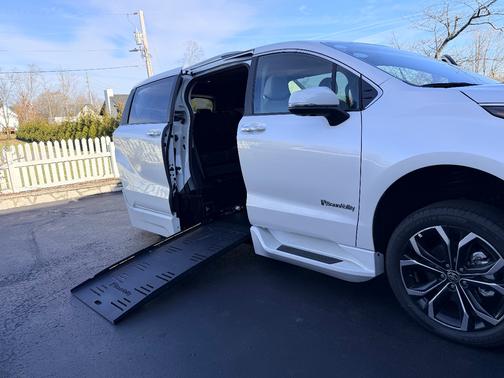 2025 Toyota Sienna Platinum