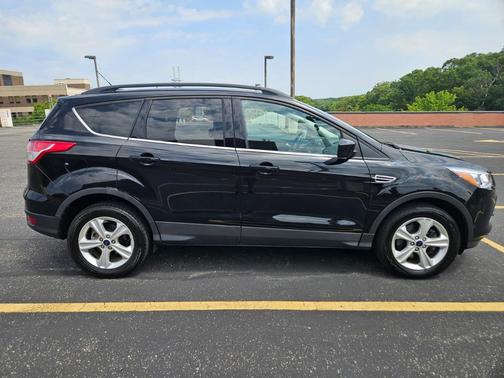 Black 2016 Ford Escape SE