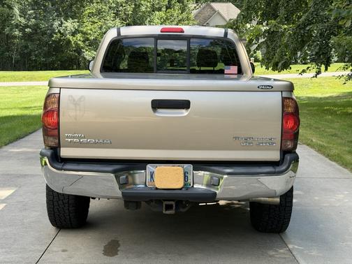 Beige 2005 Toyota Tacoma PreRunner Access Cab