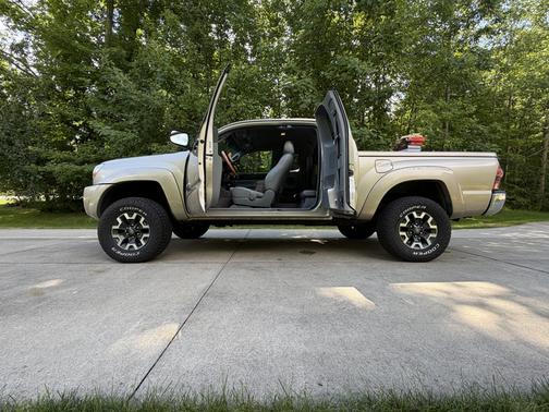 Beige 2005 Toyota Tacoma PreRunner Access Cab
