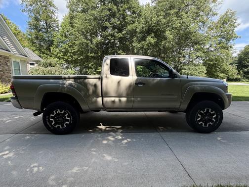 Beige 2005 Toyota Tacoma PreRunner Access Cab