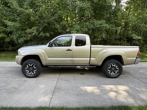 Beige 2005 Toyota Tacoma PreRunner Access Cab