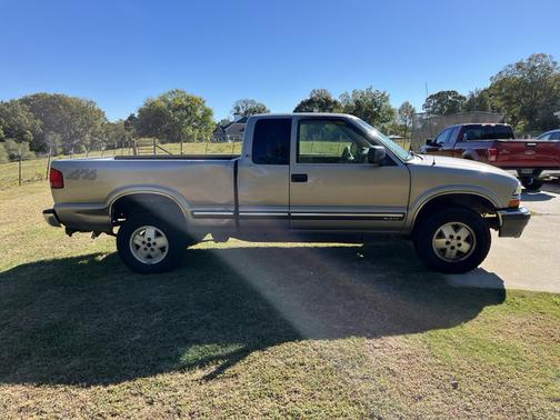 Beige 2000 Chevrolet S-10 LS Extended Cab