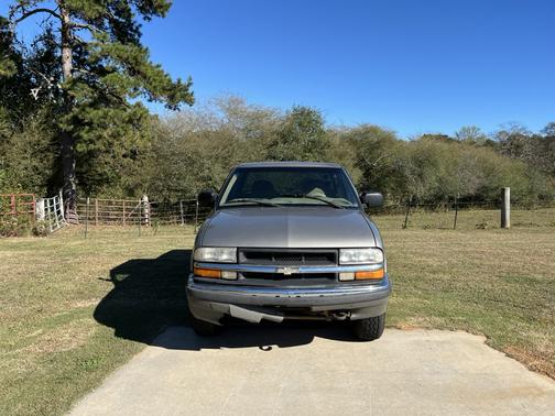 Beige 2000 Chevrolet S-10 LS Extended Cab