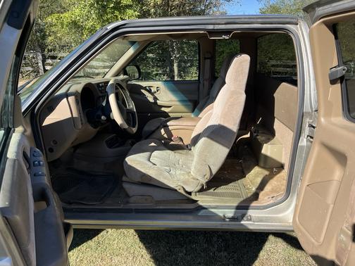 Beige 2000 Chevrolet S-10 LS Extended Cab