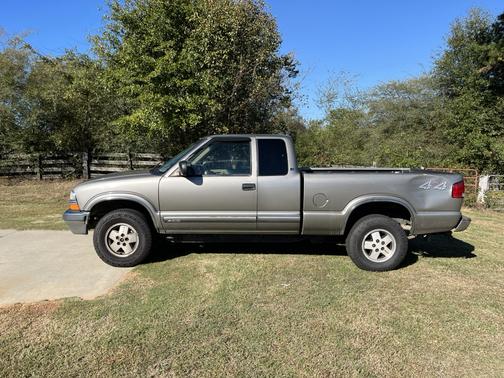 Beige 2000 Chevrolet S-10 LS Extended Cab