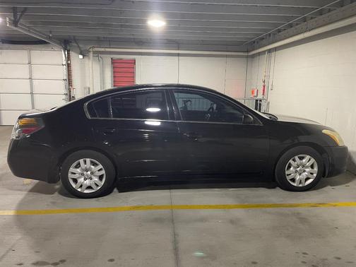 Black 2010 Nissan Altima 2.5 S