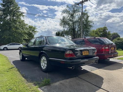 2001 Jaguar XJ8 Base