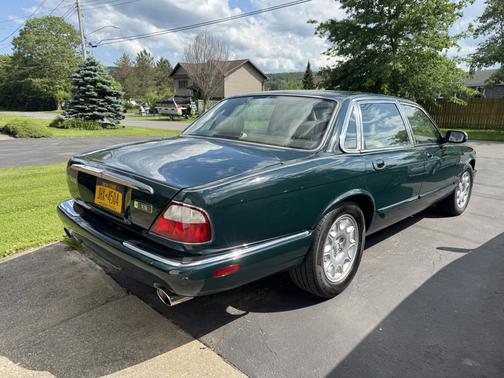 2001 Jaguar XJ8 Base