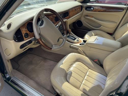 2001 Jaguar XJ8 Base