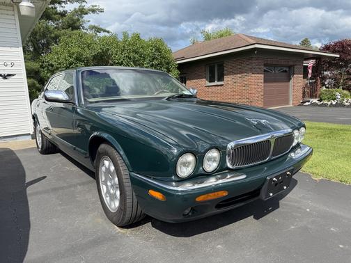 2001 Jaguar XJ8 Base
