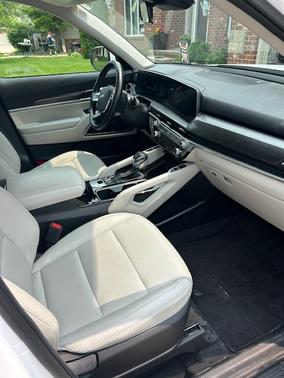 White 2023 Kia Telluride S