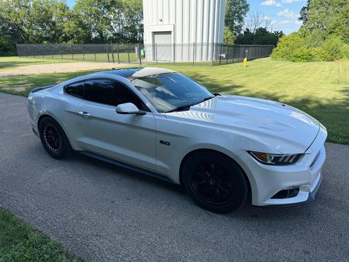 White 2017 Ford Mustang GT Premium