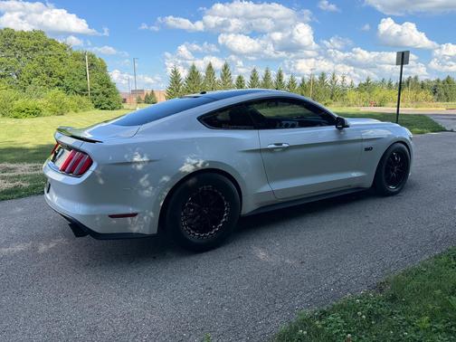 White 2017 Ford Mustang GT Premium